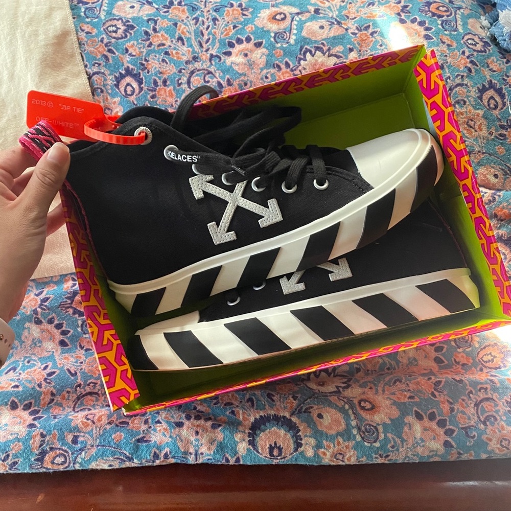 Off- White Mid Top